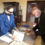 09.10.2020 Sandomierz. Przekazanie pamiątek po literatach do muzeum w Sandomierzu. Na zdjęciu: Marta Burek i Jerzy Krzemiński / Grażyna Szlęzak-Wójcik / Radio Kielce