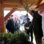 17.10.2020. Ćmielów. Akcja „515 sadzonek drzew z okazji 515. rocznicy nadania praw miejskich” / Emilia Sitarska / Radio Kielce