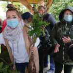 17.10.2020. Ćmielów. Akcja „515 sadzonek drzew z okazji 515. rocznicy nadania praw miejskich” / Emilia Sitarska / Radio Kielce