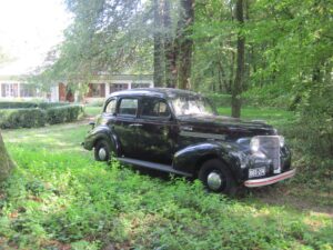 Końskie. Kolekcja zabytkowych samochodów Adama Kwiela. Na zdjęciu: 1938 Chevrolet de luxe na planach filmowych / archiwum Adam Kwiel