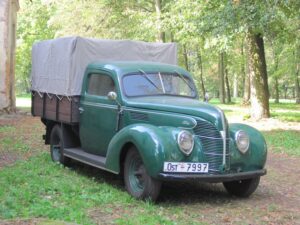 Końskie. Kolekcja zabytkowych samochodów Adama Kwiela. Na zdjęciu: 1939 Ford typ 922A / archiwum Adam Kwiel