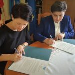 10.10.2020. Koprzywnica. Podpisały listu intencyjnego w sprawie współpracy z gminą Zwierzyniec. Na zdjęciu (od lewej): Aleksandra Klubińska - burmistrz Koprzywnicy i Urszula Kolman - burmistrz Zwierzyńca / UMiG Koprzywnica