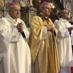 11.10.2020 Sandomierz. Obchody ku czci bł. Wincentego Kadłubka. Na zdjęciu (od lewej): Edward Frankowski - biskup senior diecezji sandomierskiej, Krzysztof Nitkiewicz - biskup diecezji sandomierskiej i ks. Rafał Kułaga - rektor Wyższego Seminarium Duchownego w Sandomierzu / Grażyna Szlęzak-Wójcik / Radio Kielce