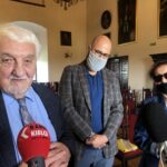 09.10.2020 Sandomierz. Przekazanie pamiątek po literatach do muzeum w Sandomierzu. Na zdjęciu (od lewej): Krzysztof Burek, Dominik Płaza - dyrektor Muzeum Okręgowego, Marta Burek / Grażyna Szlęzak-Wójcik / Radio Kielce