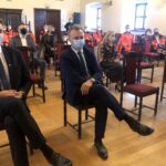 13.10.2020. Sandomierz. 50 ratowników medycznych zostało wyróżnionych honorowymi odznakami przez wojewodę świętokrzyskiego. Na zdjęciu (od lewej): Marcin Marzec -  burmistrz Sandomierza, Marcin Piwnik -  starosta sandomierski, poseł Marek Kwitek / Grażyna-Szlęzak-Wójcik / Radio Kielce