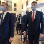 16.10.2020. Sandomierz. Inauguracja nowego roku akademickiego filii UJK. Na zdjęciu (od lewej): Marcin Piwnik - starosta sandomierski i Marcin Marzec - burmistrz Sandomierza / Grażyna-Szlęzak-Wójcik / Radio Kielce