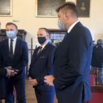 13.10.2020. Sandomierz. 50 ratowników medycznych zostało wyróżnionych honorowymi odznakami przez wojewodę świętokrzyskiego. Na zdjęciu (od lewej): Zbigniew Koniusz - wojewoda świętokrzyski, Marcin Piwnik - starosta sandomierski, poseł Marek Kwitek, Marcin Marzec - burmistrz Sandomierza / Grażyna-Szlęzak-Wójcik / Radio Kielce