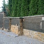 Ostrowiec Św. Tablice z imionami i nazwiskami pomordowanych ostrowczan „na nieludzkiej ziemi" / Emilia Sitarska / Radio Kielce