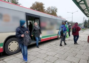 16.10.2020. Ostrowiec Świętokrzyski. Autobus prywatnego przewoźnika na przystanku przy Alei 3 Maja / Emilia Sitarska / Radio Kielce