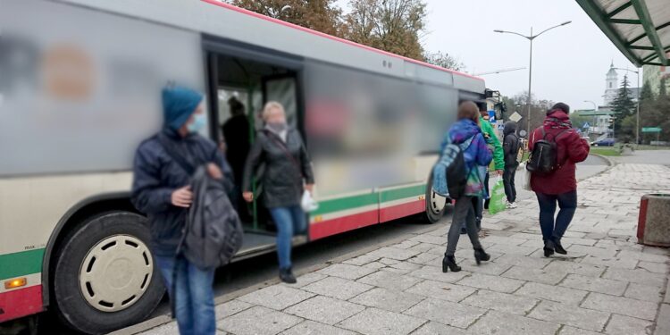 16.10.2020. Ostrowiec Świętokrzyski. Autobus prywatnego przewoźnika na przystanku przy Alei 3 Maja / Emilia Sitarska / Radio Kielce