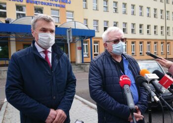 Ostrowiec Św. Konferencja przed szpitalem. Od lewej: Andrzej Gruza - dyrektor naczelny ZOZ-u, dr Adam Karolik - dyrektor ds. lecznictwa / Emilia Sitarska / Radio Kielce