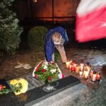 19.10.2020 Ostrowiec Świętokrzyski. Msza św. w intencji kanonizacji bł. Jerzego Popiełuszki. Wiązankę składa senator Jarosław Rusiecki / Emilia Sitarska / Radio Kielce