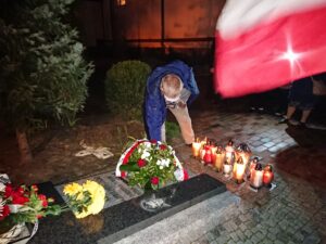 19.10.2020 Ostrowiec Świętokrzyski. Msza św. w intencji kanonizacji bł. Jerzego Popiełuszki. Wiązankę składa senator Jarosław Rusiecki / Emilia Sitarska / Radio Kielce