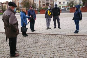 18.10.2020. Ostrowiec Św. Spacer "Wokół ostrowieckiego Rynku" z Centrum Krajoznawczo-Historycznym im. prof. Mieczysława Radwana / Emilia Sitarska / Radio Kielce