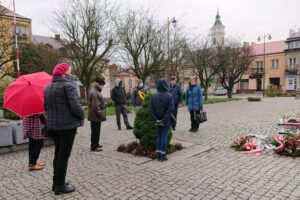 18.10.2020. Ostrowiec Św. Spacer "Wokół ostrowieckiego Rynku" z Centrum Krajoznawczo-Historycznym im. prof. Mieczysława Radwana / Emilia Sitarska / Radio Kielce