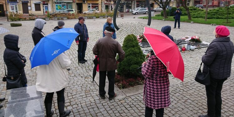 18.10.2020. Ostrowiec Św. Spacer "Wokół ostrowieckiego Rynku" z Centrum Krajoznawczo-Historycznym im. prof. Mieczysława Radwana / Emilia Sitarska / Radio Kielce