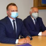 13.10.2020. Sandomierz. Powiatowe obchody Dnia Edukacji Narodowej. Na zdjęciu (od lewej): Marcin Piwnik - starosta sandomierski, Tomasz Huk - przewodniczący Rady Powiatu / Grażyna-Szlęzak-Wójcik / Radio Kielce