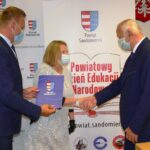 13.10.2020. Sandomierz. Powiatowe obchody Dnia Edukacji Narodowej. Na zdjęciu: wyróżnienia nauczycielom wręczają Marcin Piwnik - starosta sandomierski i Tomasz Huk - przewodniczący Rady Powiatu / Grażyna-Szlęzak-Wójcik / Radio Kielce