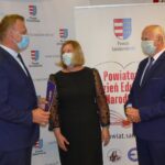 13.10.2020. Sandomierz. Powiatowe obchody Dnia Edukacji Narodowej. Na zdjęciu: wyróżnienia nauczycielom wręczają Marcin Piwnik - starosta sandomierski i Tomasz Huk - przewodniczący Rady Powiatu / Grażyna-Szlęzak-Wójcik / Radio Kielce