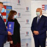 13.10.2020. Sandomierz. Powiatowe obchody Dnia Edukacji Narodowej. Na zdjęciu: wyróżnienia nauczycielom wręczają Marcin Piwnik - starosta sandomierski i Tomasz Huk - przewodniczący Rady Powiatu / Grażyna-Szlęzak-Wójcik / Radio Kielce