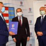 13.10.2020. Sandomierz. Powiatowe obchody Dnia Edukacji Narodowej. Na zdjęciu: wyróżnienia nauczycielom wręczają Marcin Piwnik - starosta sandomierski i Tomasz Huk - przewodniczący Rady Powiatu / Grażyna-Szlęzak-Wójcik / Radio Kielce