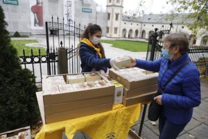 11.10.2020 Kielce. Obchody Dnia Papieskiego i zbiórka na stypendia / Jarosław Kubalski / Radio Kielce