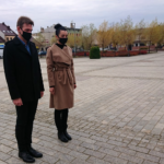 27.10.2020. Starachowice. 78. rocznica zagłady getta. Na zdjęciu Paweł Kołodziejski - dyrektor Muzeum Przyrody i Techniki oraz Wioletta Sobieraj - wicedyrektor Muzeum Przyrody i Techniki / Anna Głąb / Radio Kielce