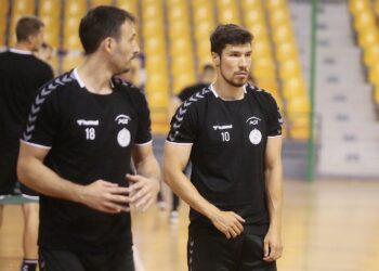 23.07.2020. Kielce. Trening PGE Kielce. Na zdjęciu (od lewej): Igor Karacić i Alex Dujszebajew / Wiktor Taszłow / Radio Kielce