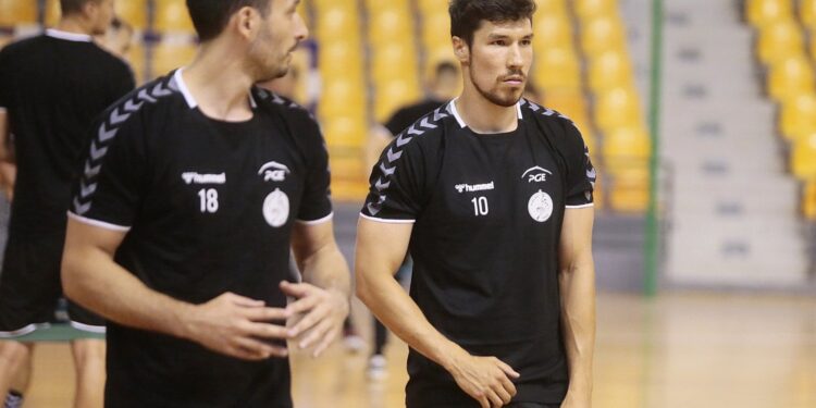 23.07.2020. Kielce. Trening PGE Kielce. Na zdjęciu (od lewej): Igor Karacić i Alex Dujszebajew / Wiktor Taszłow / Radio Kielce