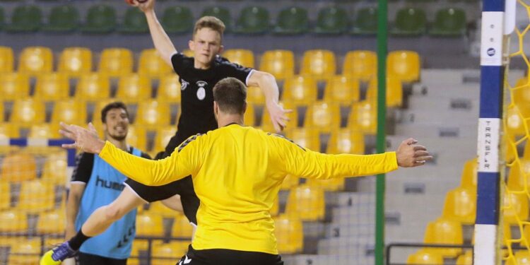 23.07.2020. Kielce. Trening PGE Kielce. Na zdjęciu (z piłką): Cezary Surgiel / Wiktor Taszłow / Radio Kielce