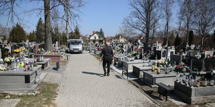 07.04.2020. Kielce. Cmentarz na Piaskach / Wiktor Taszłow / Radio Kielce