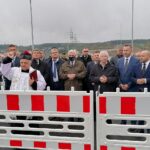 01.10.2020. Pińczów. Otwarcie południowo-wschodniej obwodnicy. Na zdjęciu (od lewej, w pierwszym rzędzie): Włodzimierz Badurak - burmistrz Pińczowa, Tomasz Jamka - członek zarządu województwa świętokrzyskiego, ks. Jan Staworzyński, Andrzej Pruś - przewodniczący Sejmiku Województwa Świętokrzyskiego, Maciej Gawin- radny Sejmiku Województwa Świętokrzyskiego, Andrzej Bętkowski - marszałek województwa świętokrzyskiego, Krzysztof Lipiec - lider świętokrzyskiego PiS, Michał Cieślak - poseł Porozumienia, Mariusz Gosek - poseł Solidarnej Polski i Zbigniew Kierkowski - starosta powiatu pińczowskiego / Marta Gajda / Radio Kielce