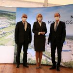 09.10.2020 Małogoszcz. Konferencja ws. modernizacji Cementowni Małogoszcz. Na zdjęciu (od lewej): Stanisław Sobczyk – wiceprezes Lafarge, Renata Janik – wicemarszałek województwa świętokrzyskiego i Xavier Guesnu - prezes Lafarge / Ewa Płonka