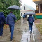 17.10.2020. Szewna. Spacer krajoznawczo-historyczny po cmentarzu szewieńskim / Emilia Sitarska / Radio Kielce