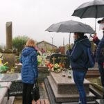 17.10.2020. Szewna. Spacer krajoznawczo-historyczny po cmentarzu szewieńskim / Emilia Sitarska / Radio Kielce