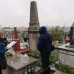 17.10.2020. Szewna. Spacer krajoznawczo-historyczny po cmentarzu szewieńskim / Emilia Sitarska / Radio Kielce