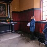 17.10.2020. Szewna. Spacer krajoznawczo-historyczny po cmentarzu szewieńskim / Emilia Sitarska / Radio Kielce