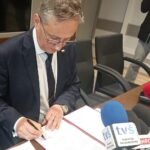 09.10.2020. Szpital Powiatowy w Starachowicach został przekształcony w szpital koordynowany. Na zdjęciu: umowę podpisuje Zbigniew Koniusz - wojewoda świętokrzyski / Iwona Murawska / Radio Kielce