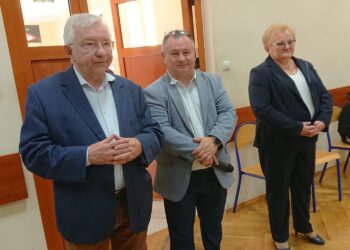 03.10.2020. Wąchock. Rozgrywki II Ligi Świętokrzysko-Łódzkiej w tenisa sportowego. Na zdjęciu (po lewej) Krzysztof Lipiec - poseł PiS i Robert Janus - prezes ŚZTS / Anna Głąb / Radio Kielce