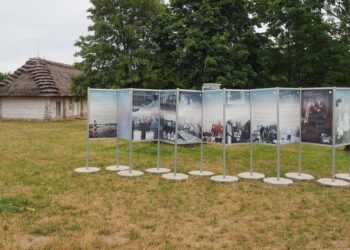 06.08.2020. Tokarnia. Wystawa plenerowa pod tytułem „Rówieśnicy Niepodległej. Sto lat historii Polski z perspektywy najstarszych Polaków” / Muzeum Wsi Kieleckiej