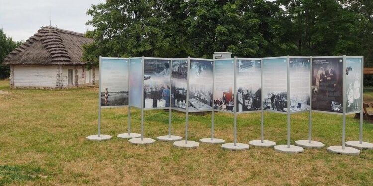 06.08.2020. Tokarnia. Wystawa plenerowa pod tytułem „Rówieśnicy Niepodległej. Sto lat historii Polski z perspektywy najstarszych Polaków” / Muzeum Wsi Kieleckiej