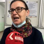 08.10.2020. Sandomierz. Sadzenie drzew w ramach ogólnopolskiej kampanii Pary Prezydenckiej #sadziMY. Na zdjęciu:  Urszula Bąk - wicedyrektor Zespołu Szkół Centrum Kształcenia Rolniczego / Grażyna-Szlęzak-Wójcik / Radio Kielce