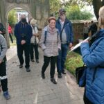 10.10.2020. Waśniów. Spacer prowadzony przez Centrum Krajoznawczo-Historyczne im. prof. Mieczysława Radwana w Ostrowcu Św. / Emilia Sitarska / Radio Kielce