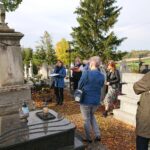 10.10.2020. Waśniów. Spacer prowadzony przez Centrum Krajoznawczo-Historyczne im. prof. Mieczysława Radwana w Ostrowcu Św. / Emilia Sitarska / Radio Kielce