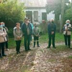 10.10.2020. Waśniów. Spacer prowadzony przez Centrum Krajoznawczo-Historyczne im. prof. Mieczysława Radwana w Ostrowcu Św. / Emilia Sitarska / Radio Kielce