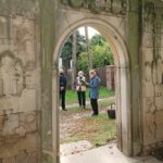 10.10.2020. Waśniów. Spacer prowadzony przez Centrum Krajoznawczo-Historyczne im. prof. Mieczysława Radwana w Ostrowcu Św. / Emilia Sitarska / Radio Kielce