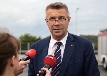 25.08.2020. Kielce. Pożar marketu Lidl przy ulicy Piekoszowskiej. Na zdjęciu (od lewej): Bogdan Wenta - prezydent Kielc / Wiktor Taszłow / Radio Kielce