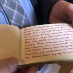 09.10.2020 Sandomierz. Przekazanie pamiątek po literatach do muzeum w Sandomierzu. Wpis Jarosława Iwaszkiewicza do pamiętnika Tomasza Burka / Grażyna Szlęzak-Wójcik / Radio Kielce