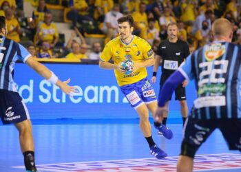 23.09.2020 Kielce. Liga Mistrzów. Mecz Łomża Vive Kielce - MOL Pick Szeged. Na zdjęciu: Alex Dujszebajew / Wiktor Taszłow / Radio Kielce