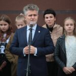 02.10.2020. Masłów. Odsłonięcie muralu. Przemawia Krzysztof Słoń - senator / Wiktor Taszłow / Radio Kielce